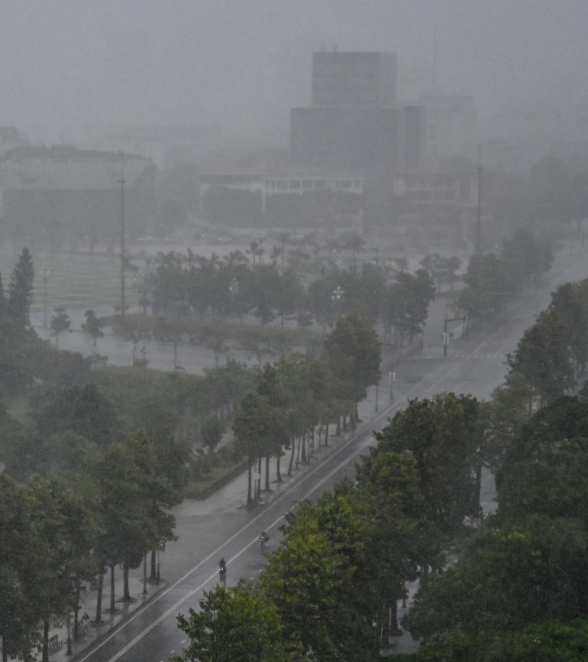 Regen in der Stadt Vinh am 25. August 2025, bevor Taifun "Kajiki" in Vietnam auf Land trifft.