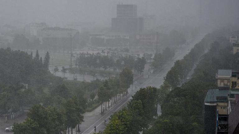 Regen in der Stadt Vinh am 25. August 2025, bevor Taifun "Kajiki" in Vietnam auf Land trifft.