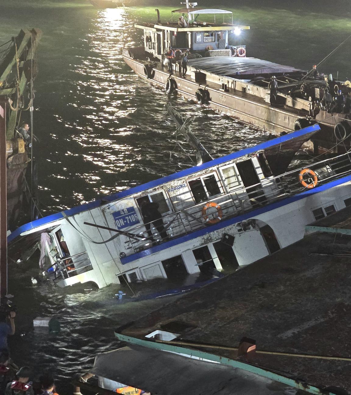 20.07.2025, Vietnam, Ha-Long-Bucht: Rettungskräfte arbeiten an der Stelle, an der ein Kreuzfahrtschiff in der Ha Long-Bucht in der nordvietnamesischen Provinz Quang Ninh gekentert ist.