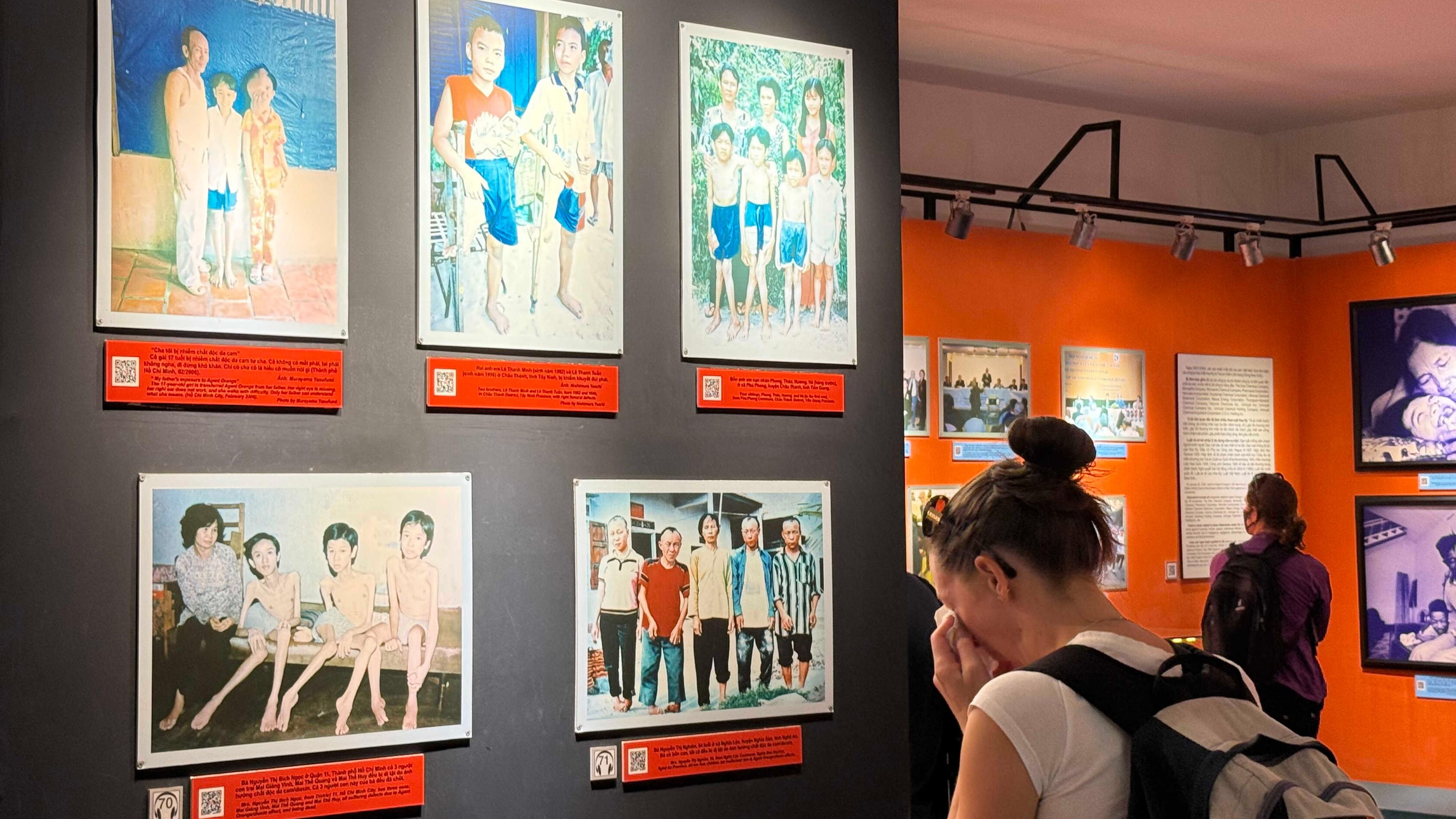 Im Kriegsmuseum War Remnants Museum in Ho-Chi-Minh-Stadt (früher Saigon) weint eine Besucherin in einer Ausstellung zum chemischen Entlaubungsmittel "Agent Orange"