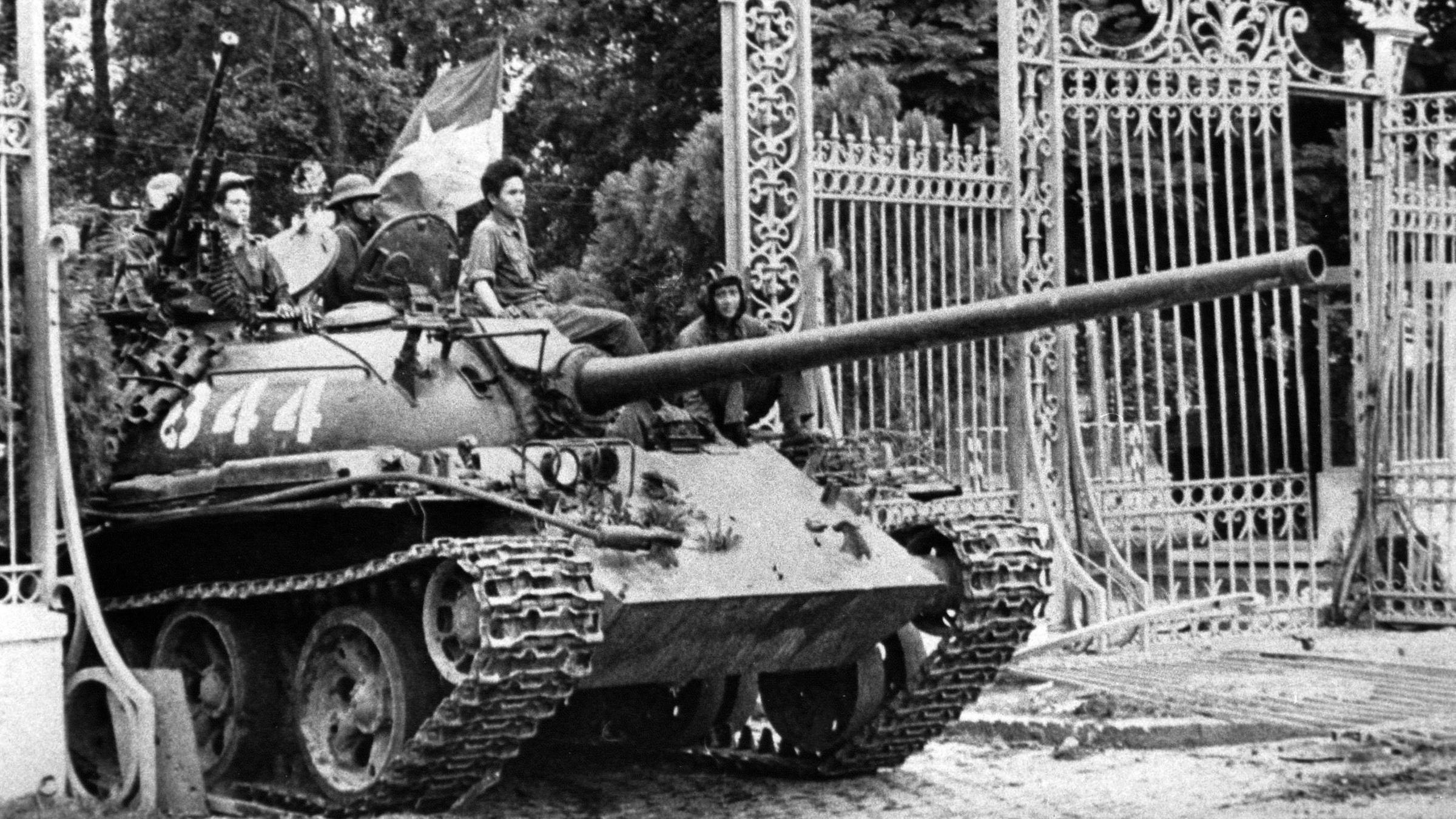 Ein nordvietnamesischer Panzer rollt durch das Tor des Präsidentenpalastes in Saigon