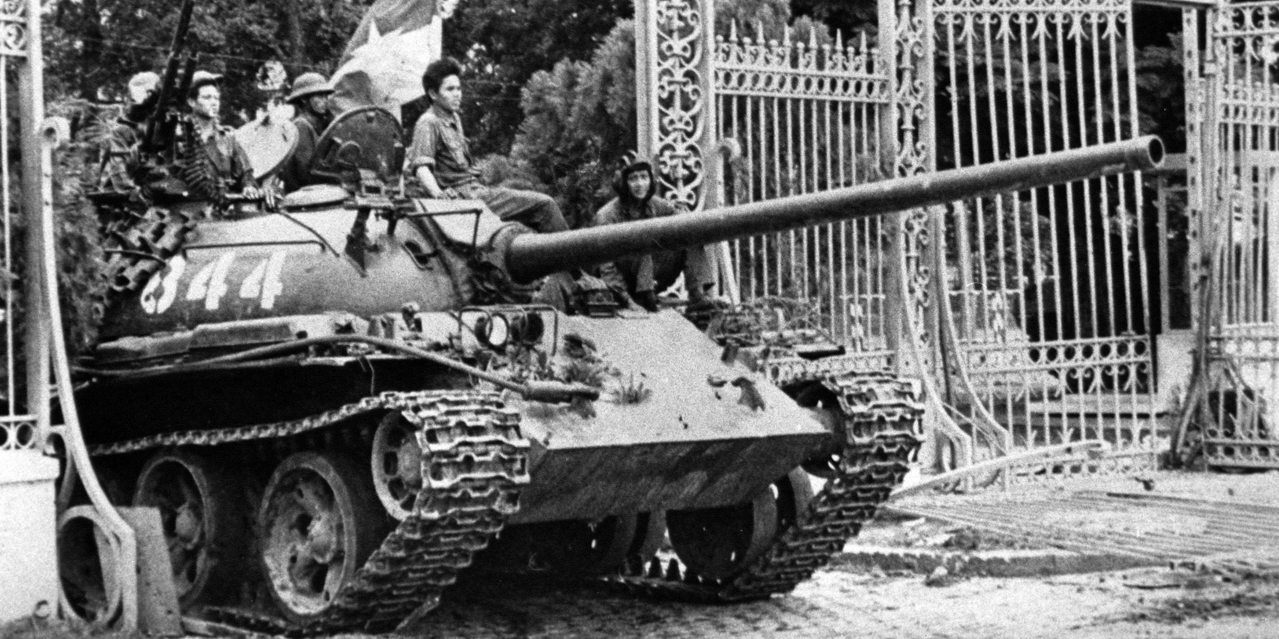 Ein nordvietnamesischer Panzer rollt durch das Tor des Präsidentenpalastes in Saigon