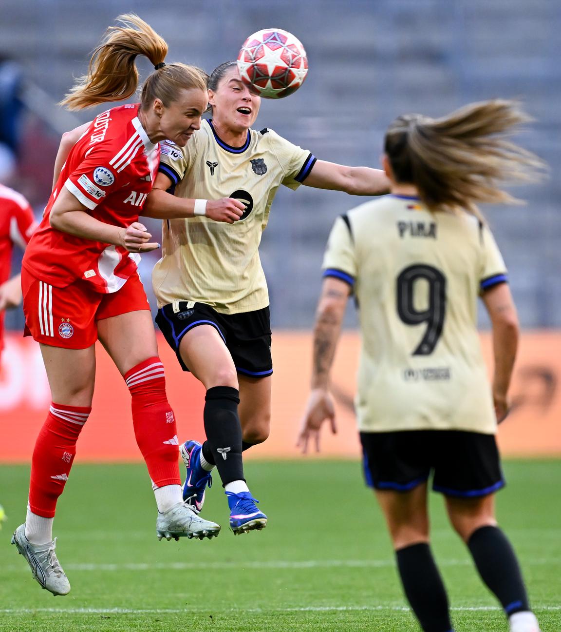 Bayerns Abwehrspielerin Glódís Perla Viggósdóttir kann sich im Zweikampf gegen Barcelonas Stürmerin Ewa Pajor durchsetzen