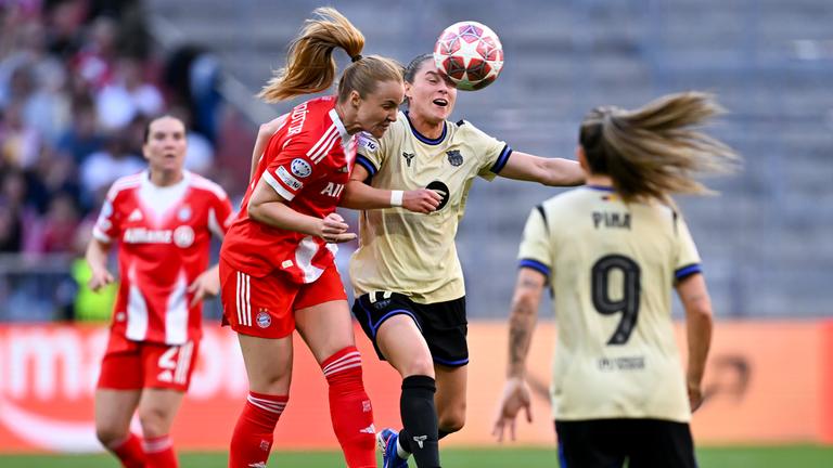 Bayerns Abwehrspielerin Glódís Perla Viggósdóttir kann sich im Zweikampf gegen Barcelonas Stürmerin Ewa Pajor durchsetzen