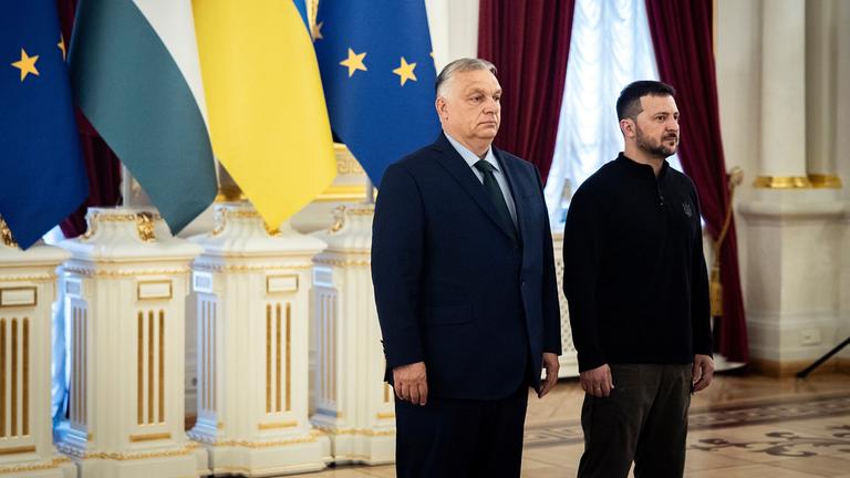 Viktor Orban (l.) und Wolodymyr Selenskyj, aufgenommen am 02.07.2024 in Kiew (Ukraine)