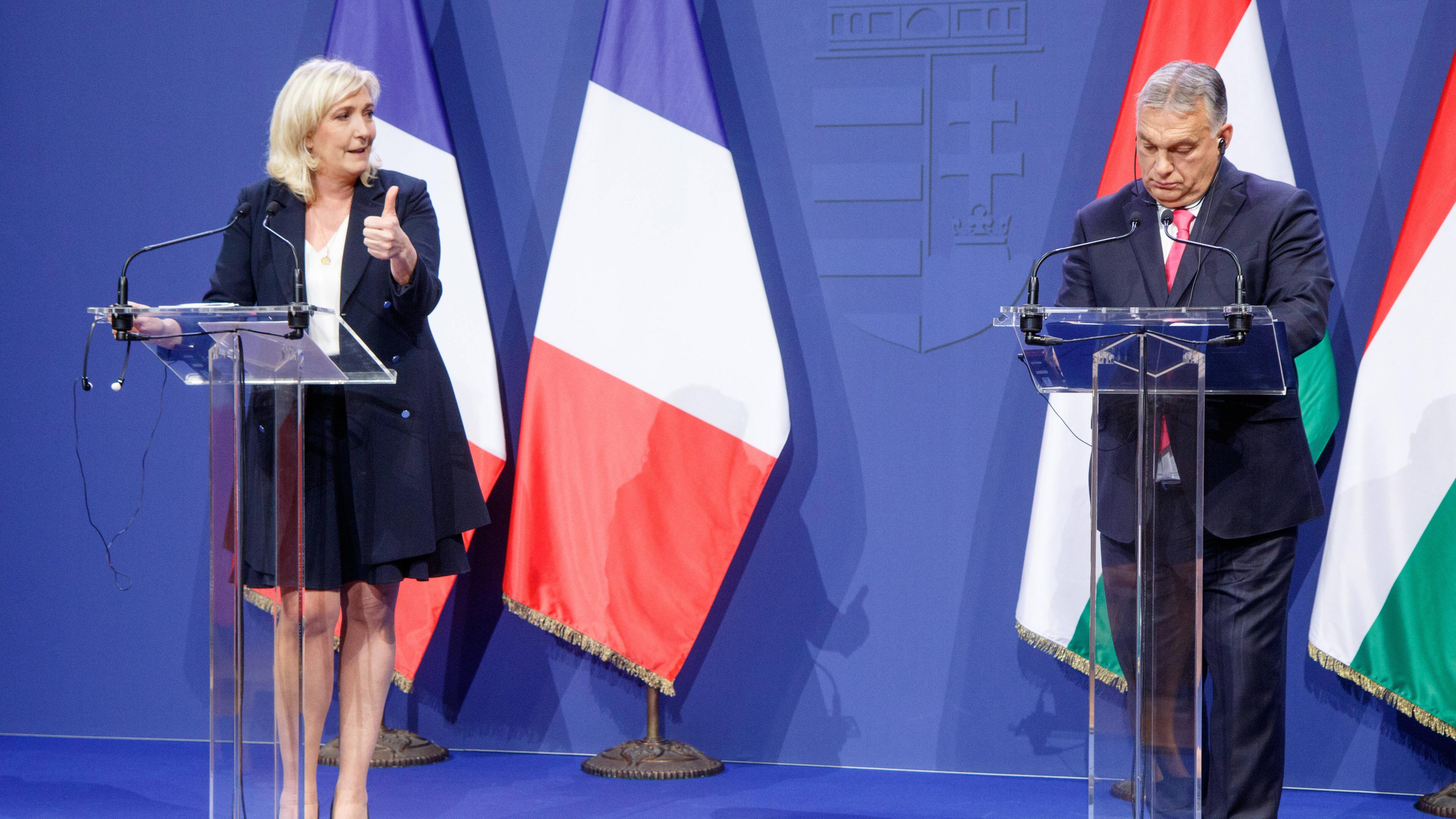 Archiv: Viktor Orban mit Marine Le Pen, in Budapest am 26.10.2021.