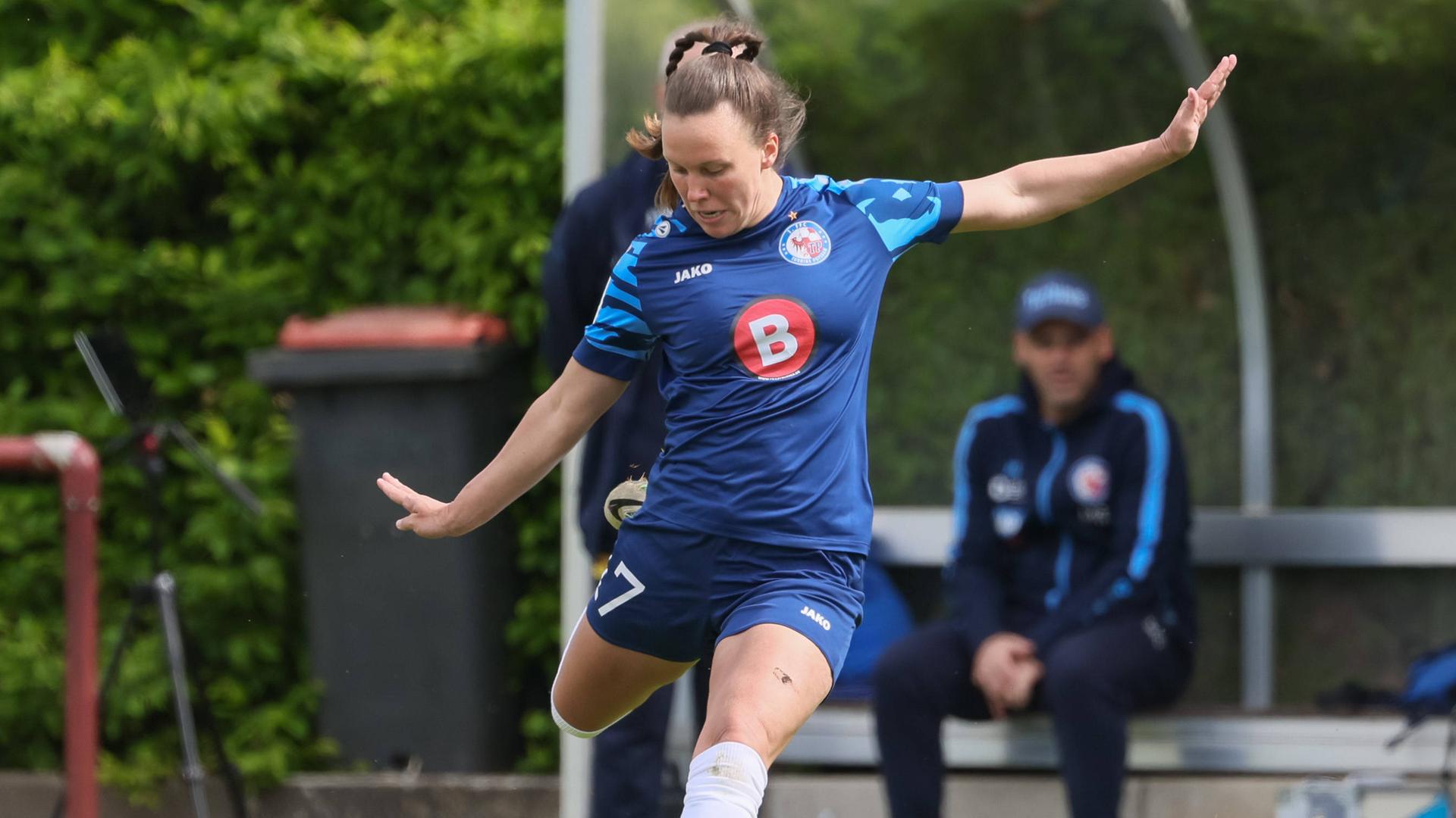 Viktoria Schwalm am Ball.