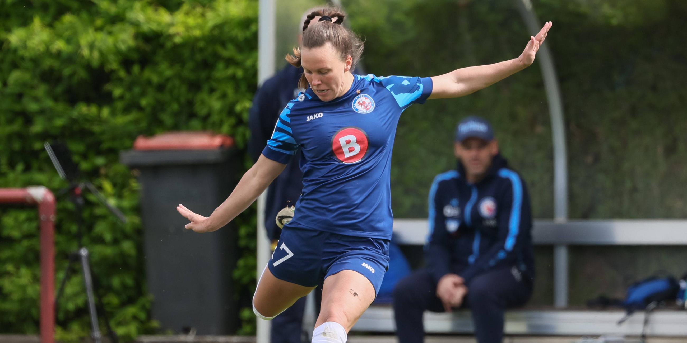 Viktoria Schwalm am Ball.