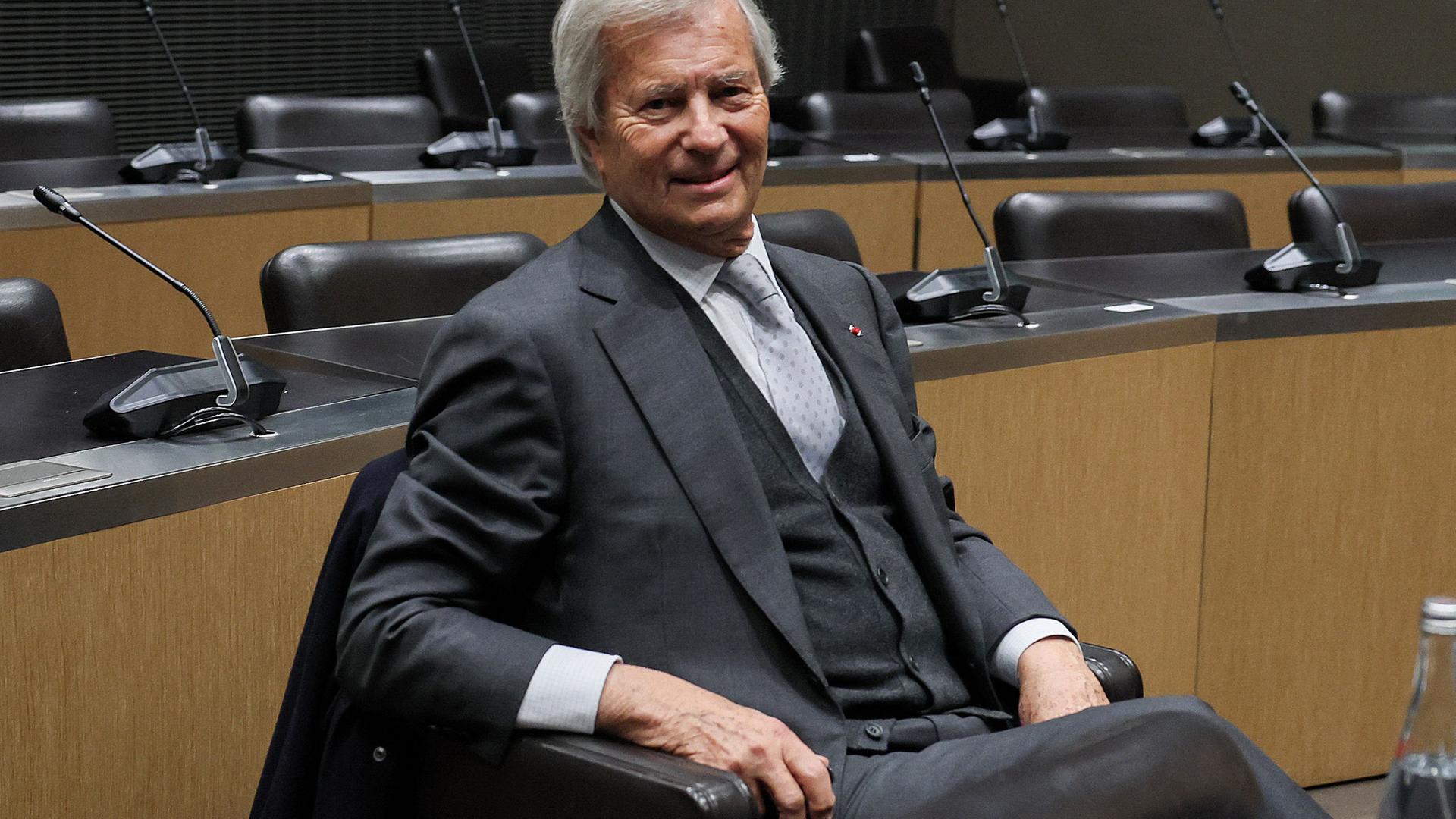 Vincent Bollore, Präsident des Vivendi-Aufsichtsrats, posiert vor einer Anhörung vor der parlamentarischen Untersuchungskommission zu den Verfahren zur Erteilung von Genehmigungen nationaler Fernsehdienste in der Nationalversammlung in Paris am 13. März 2024. 