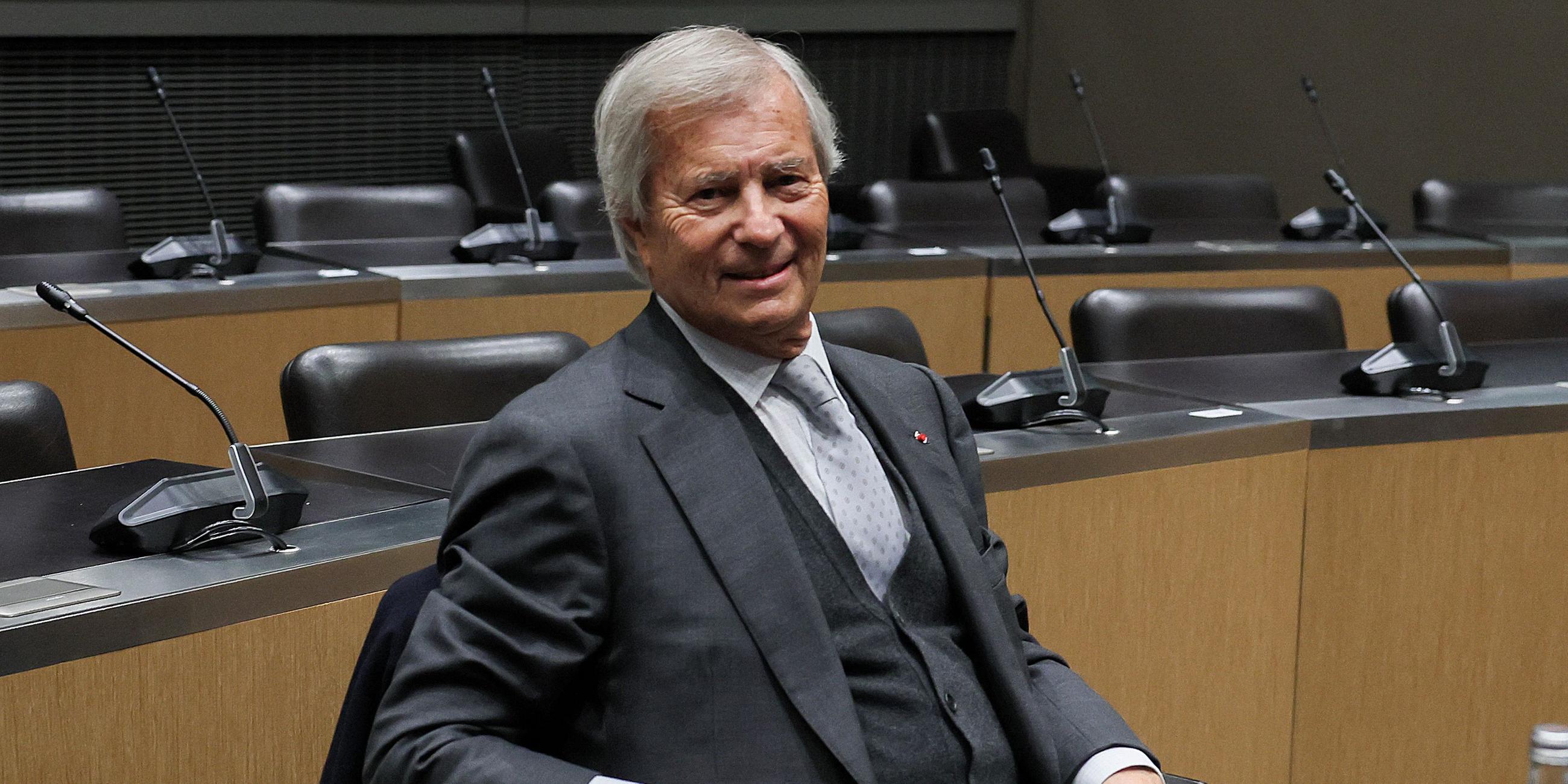 Vincent Bollore, Präsident des Vivendi-Aufsichtsrats, posiert vor einer Anhörung vor der parlamentarischen Untersuchungskommission zu den Verfahren zur Erteilung von Genehmigungen nationaler Fernsehdienste in der Nationalversammlung in Paris am 13. März 2024. 