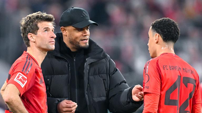 Bayern Münchens Trainer Vincent Kompany spricht mit Thomas Müller (l) und Jamal Musiala.