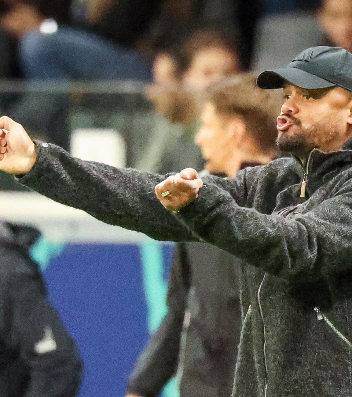 Bayern-Trainer Vincent Kompany gibt seiner Mannschaft beim Bundesliga-Spiel gegen Eintracht Frankfurt energische Anweisungen. 