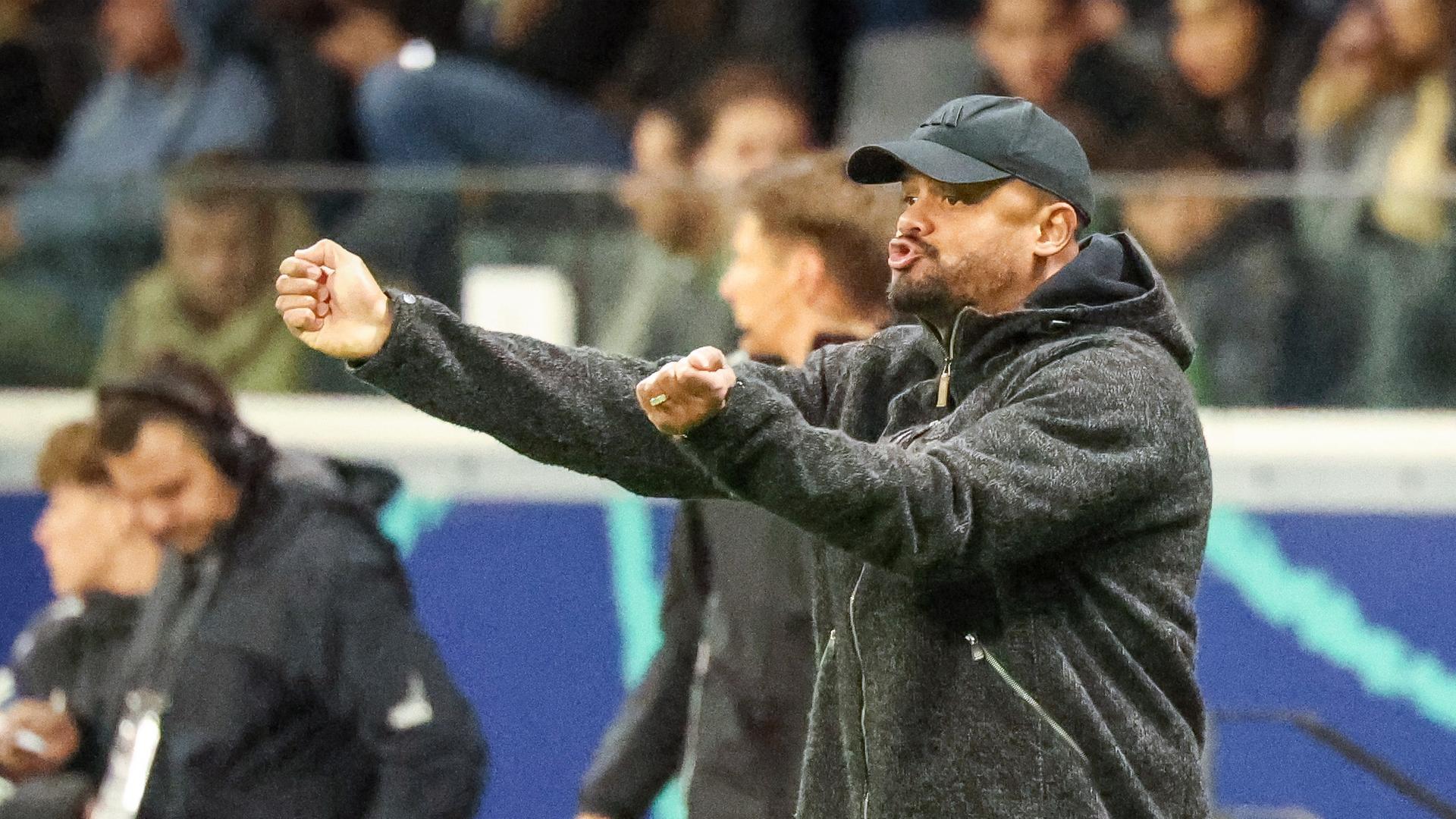 Bayern-Trainer Vincent Kompany gibt seiner Mannschaft beim Bundesliga-Spiel gegen Eintracht Frankfurt energische Anweisungen. 