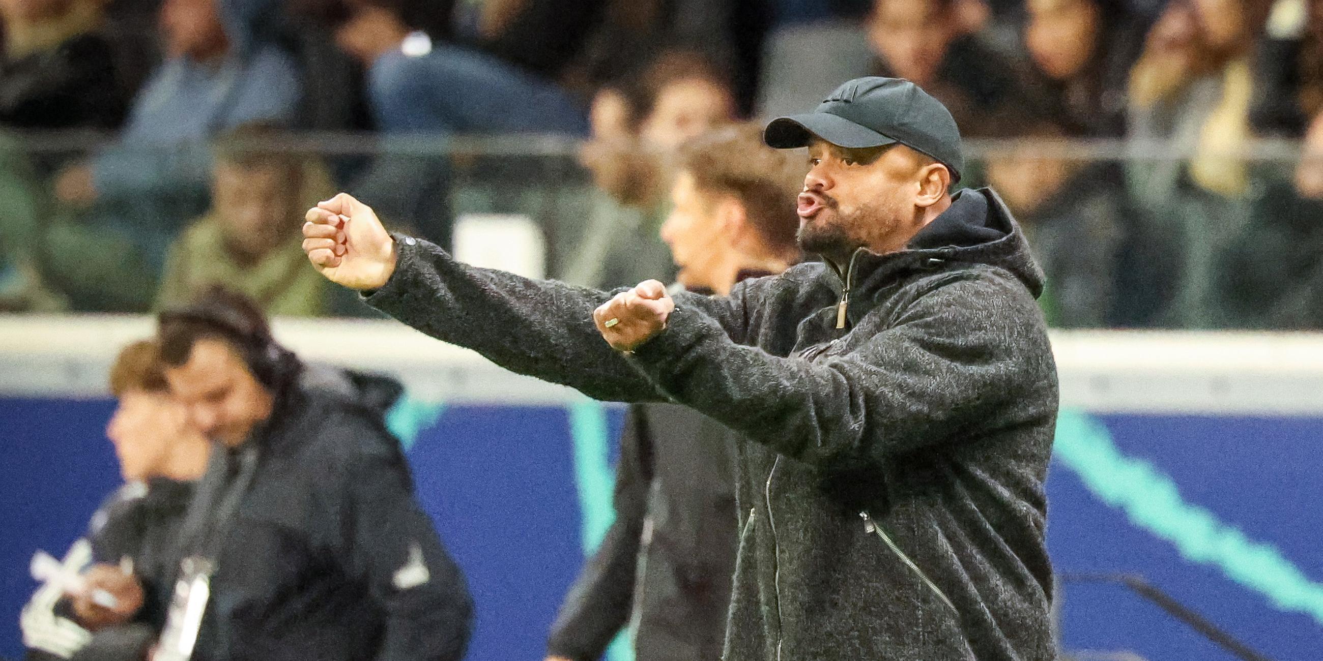 Bayern-Trainer Vincent Kompany gibt seiner Mannschaft beim Bundesliga-Spiel gegen Eintracht Frankfurt energische Anweisungen. 
