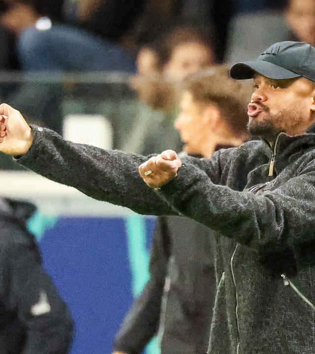 Bayern-Trainer Vincent Kompany gibt seiner Mannschaft beim Bundesliga-Spiel gegen Eintracht Frankfurt energische Anweisungen. 