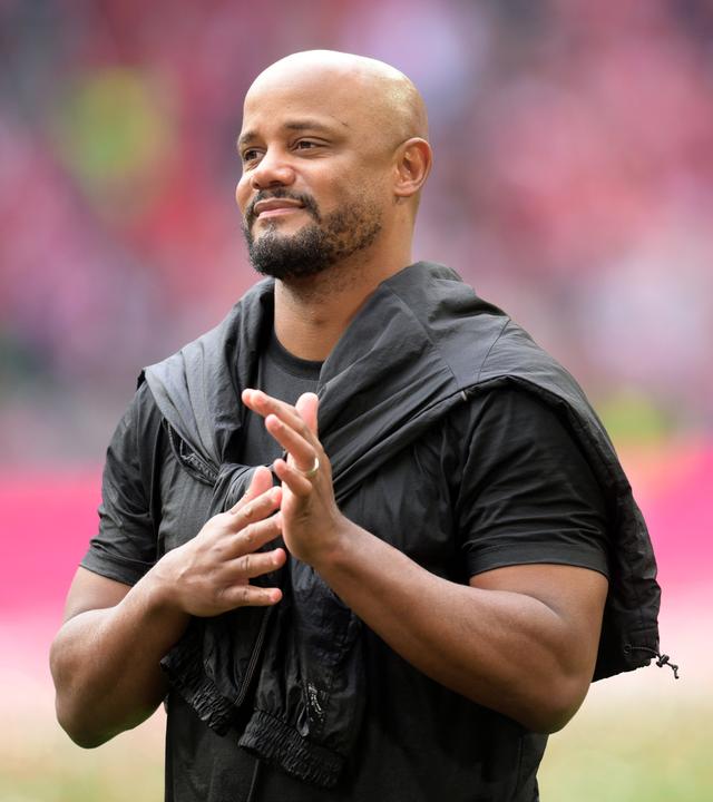 Trainer Vincent Kompany vom FC Bayern München reibt sich am 16.05.2026 im Spiel gegen den 1. FC Köln die Hände. 