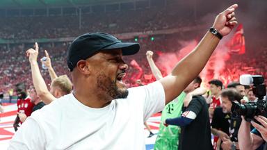 Trainer Vincent Kompany des FC Bayern München jubelt nach dem Spiel über den Sieg im DFB-Pokal am 23.05.2026 im Olympiastadion in Berlin.