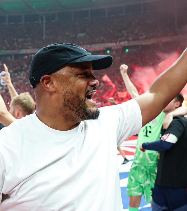 Trainer Vincent Kompany des FC Bayern München jubelt nach dem Spiel über den Sieg im DFB-Pokal am 23.05.2026 im Olympiastadion in Berlin.