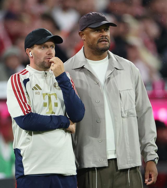 Bayern Münchens Trainer Vincent Kompany steht mit seinem Co-Trainer Aaron Danks in der Coachingzone und beobachtet das Spiel