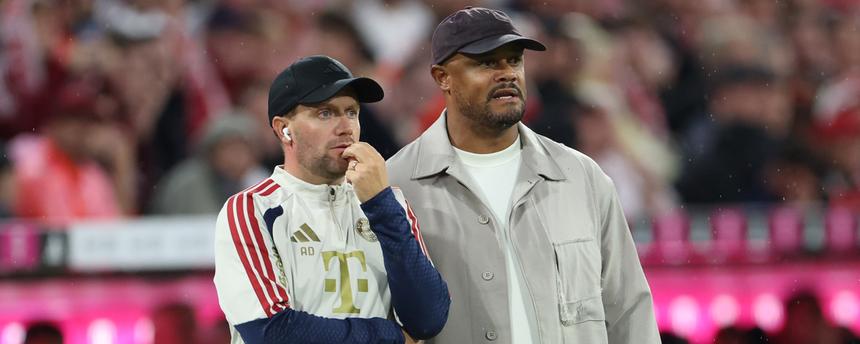 Bayern Münchens Trainer Vincent Kompany steht mit seinem Co-Trainer Aaron Danks in der Coachingzone und beobachtet das Spiel