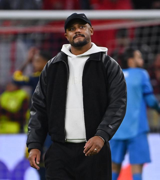 Bayern Münchens Trainer Vincent Kompany geht nach Spielende über den Platz