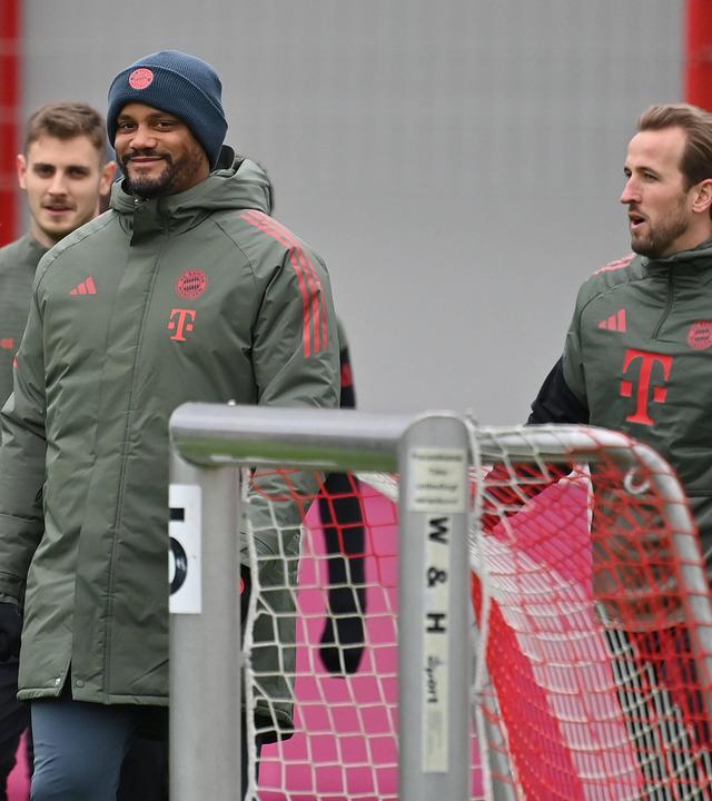 Trainer Vincent Kompany von Bayern München mit Harry Kane (rechts) und Josip Stanisic (hinten) während des Abschlusstrainings am 25.11.2025.