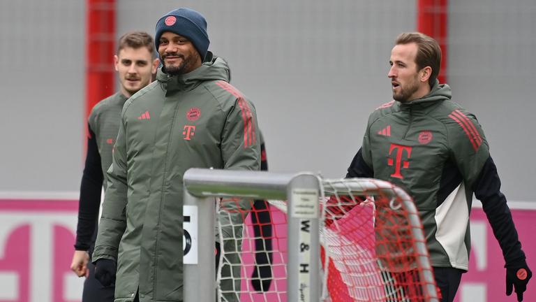 Trainer Vincent Kompany von Bayern München mit Harry Kane (rechts) und Josip Stanisic (hinten) während des Abschlusstrainings am 25.11.2025.