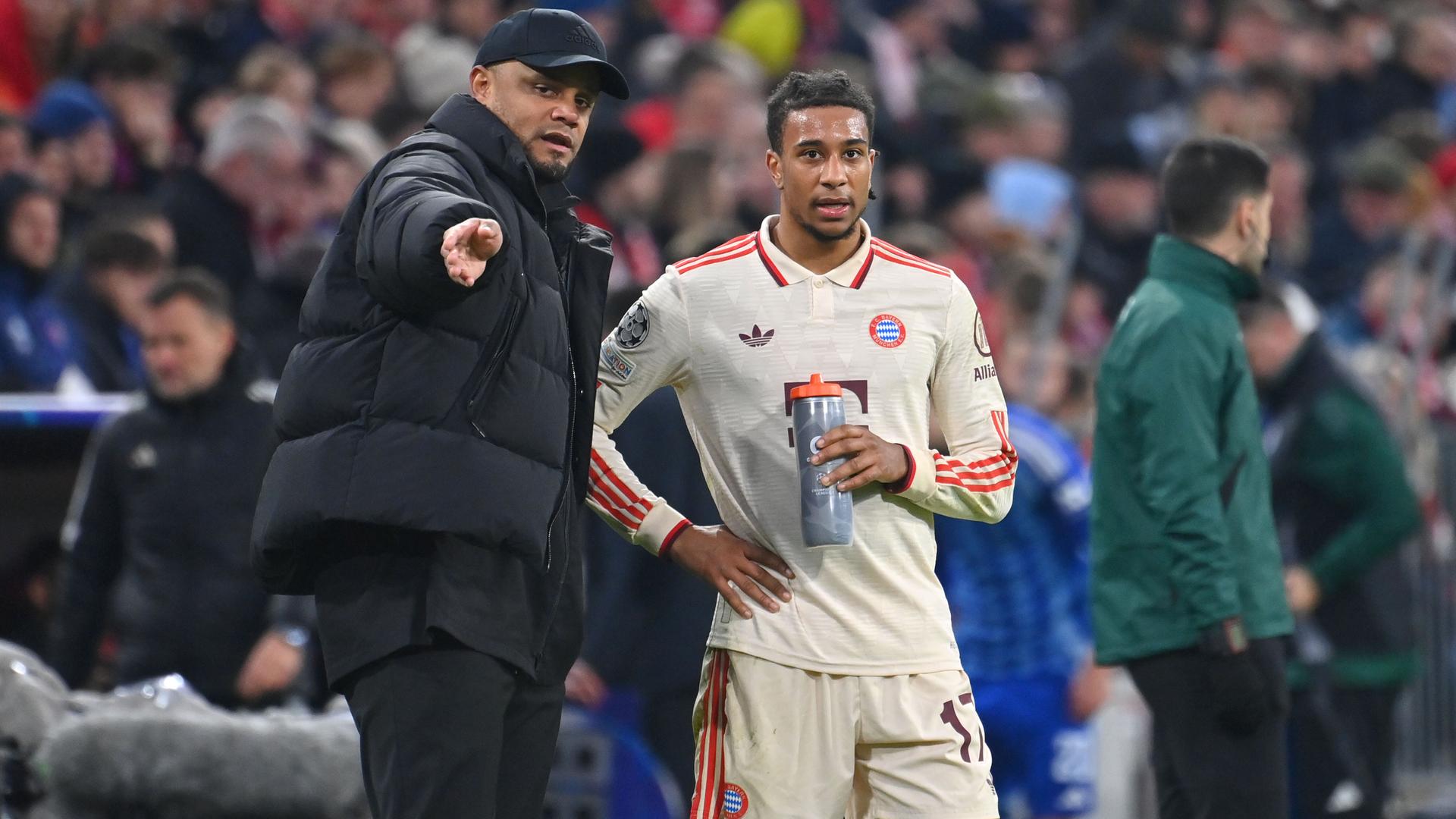 Bayern-Trainer Vincent Kompany spricht mit Michael Olise