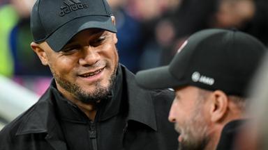 Trainer Vincent Kompany (FC Bayern Muenchen) und Trainer Sebastian Hoeness (VfB Stuttgart)