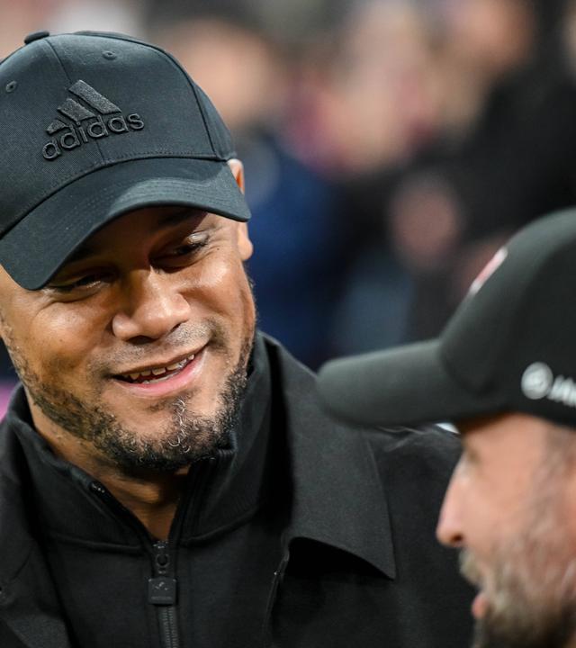 Trainer Vincent Kompany (FC Bayern Muenchen) und Trainer Sebastian Hoeness (VfB Stuttgart)