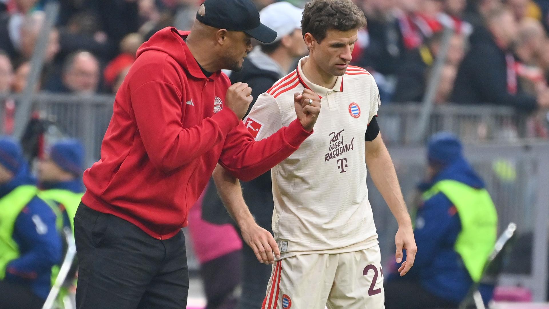 Bayerns Trainer Vincent Kompany und Thomas Müller