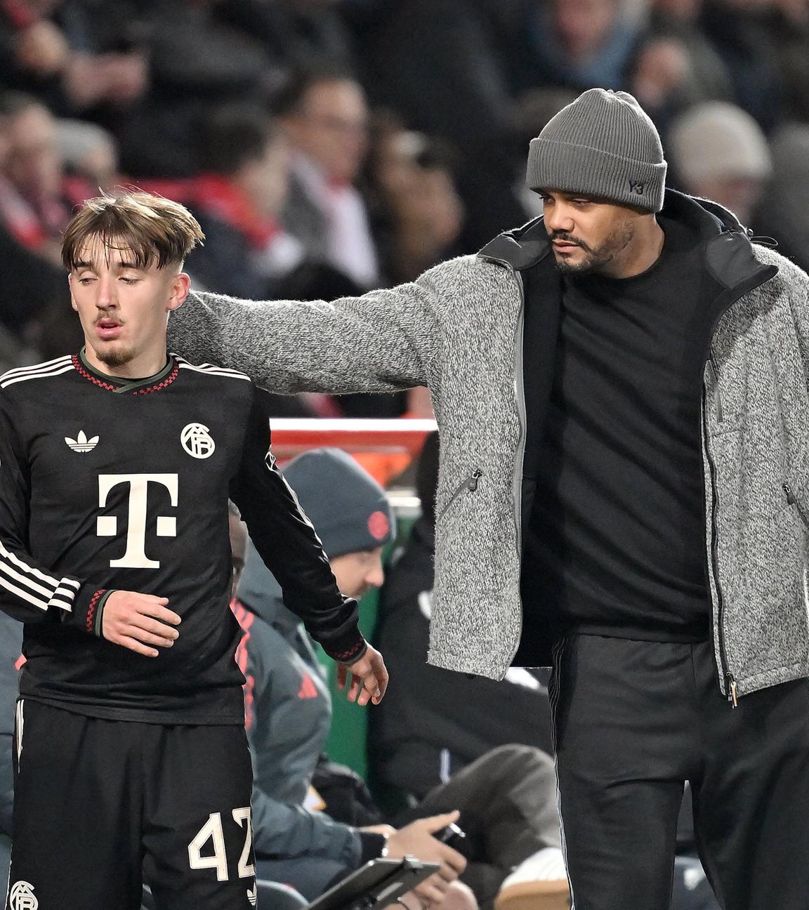 Bayerntrainer Vincent Kompany (rechts) mit Fußballer Lennart Karl am Spielfeldrand am 03.12.2025 in Berlin.
