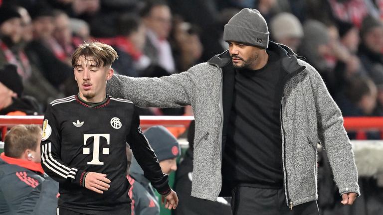 Bayerntrainer Vincent Kompany (rechts) mit Fußballer Lennart Karl am Spielfeldrand am 03.12.2025 in Berlin.