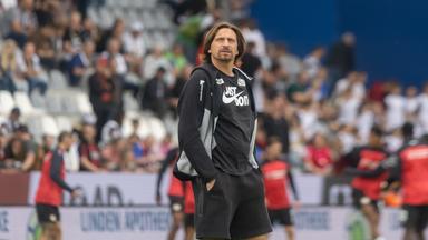 Elversbergs Trainer Vincent Wagner geht vor Spielbeginn auf dem Spielfeld.