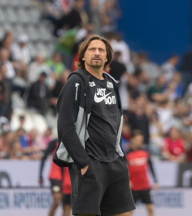 Elversbergs Trainer Vincent Wagner geht vor Spielbeginn auf dem Spielfeld.