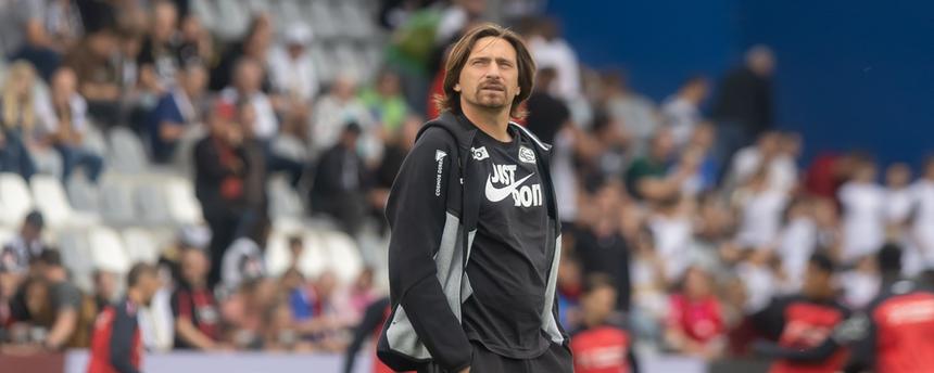 Elversbergs Trainer Vincent Wagner geht vor Spielbeginn auf dem Spielfeld.