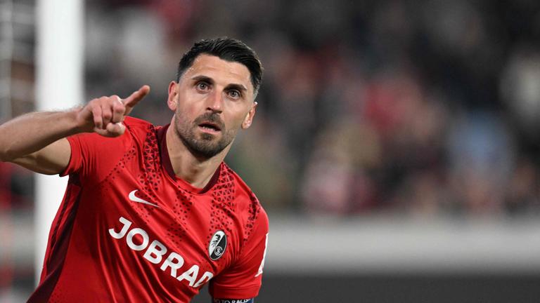Vincenzo Grifo feiert sein Tor zum 3-1 während eines Spiels der UEFA Europa League am 19.03.2026.