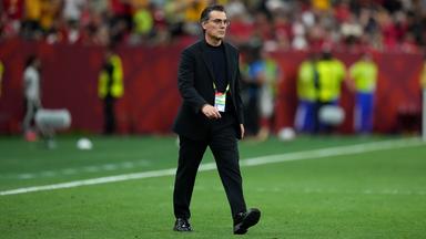 Der Trainer der türkischen Nationalmannschaft Vincenzo Montella läuft in Vancouver über den Platz
