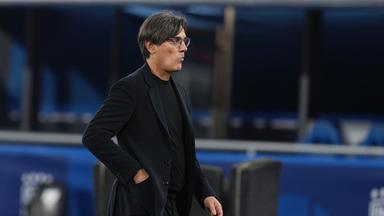 Vincenzo Montella verlässt nach der Niederlage gegen Italien den Platz