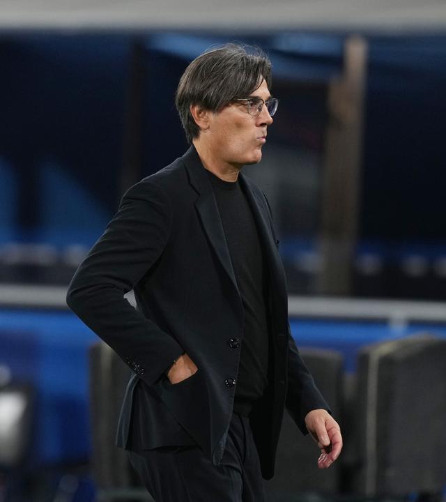 Vincenzo Montella verlässt nach der Niederlage gegen Italien den Platz