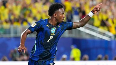 Der Brasilianer Vinicius Junior (7) jubelt, nachdem er das dritte Tor seiner Mannschaft erzielt hat. 