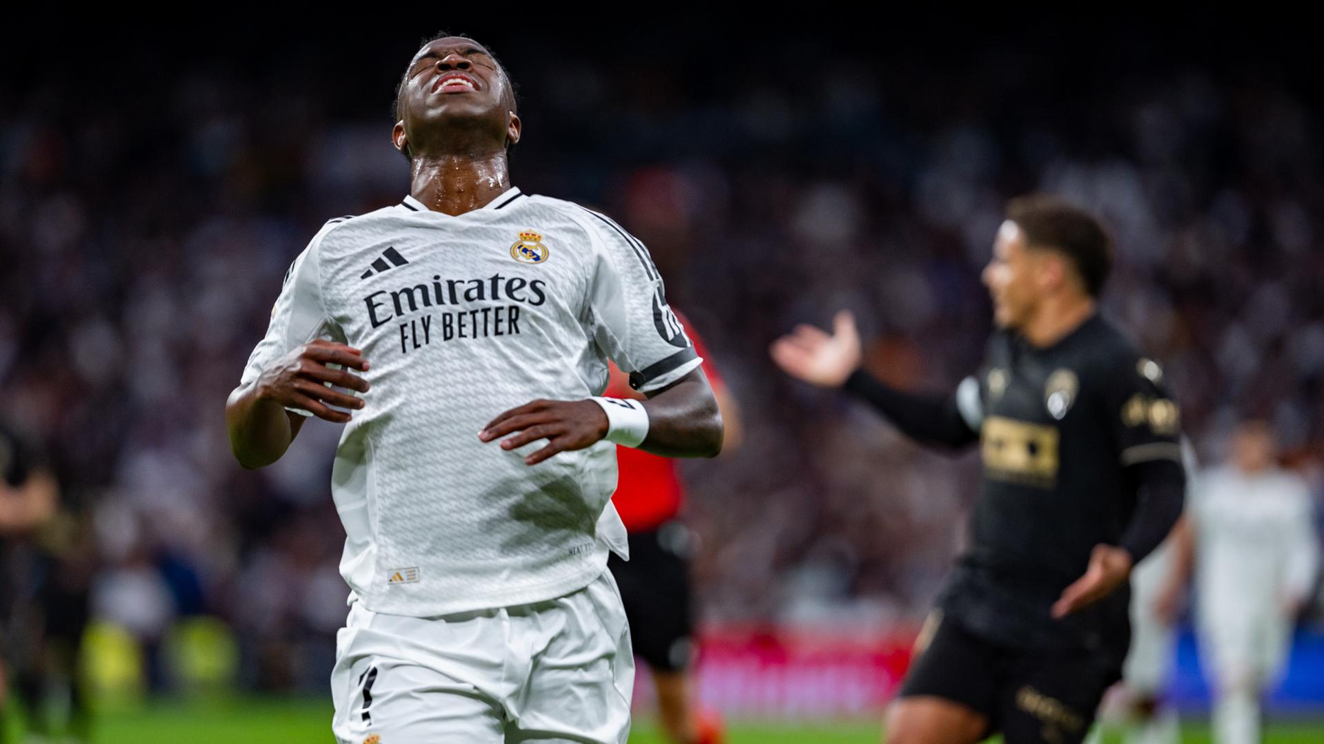 Vinicius Junior (Real Madrid) ärgert sich im Spiel gegen Valencia CF über eine vergebene Torchancea