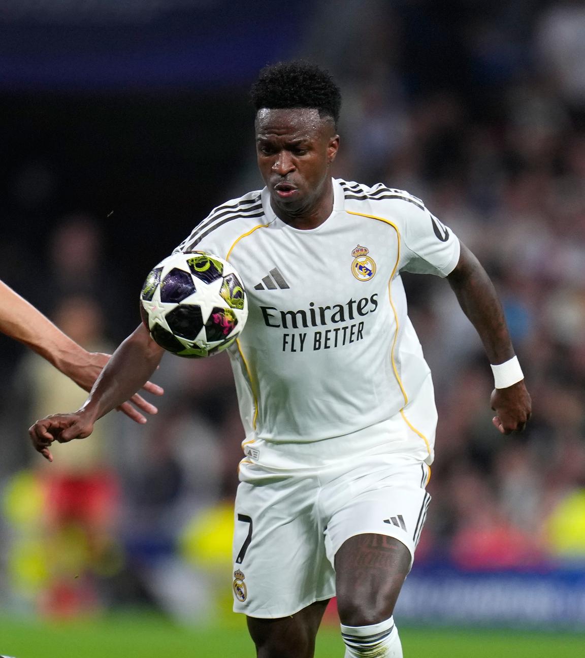 Vinicius Junior von Real Madrid und Tomas Araujo von Benfica kämpfen am 25.02.2026 in Madrid um den Ball.