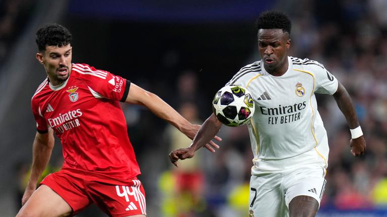 Vinicius Junior von Real Madrid und Tomas Araujo von Benfica kämpfen am 25.02.2026 in Madrid um den Ball.