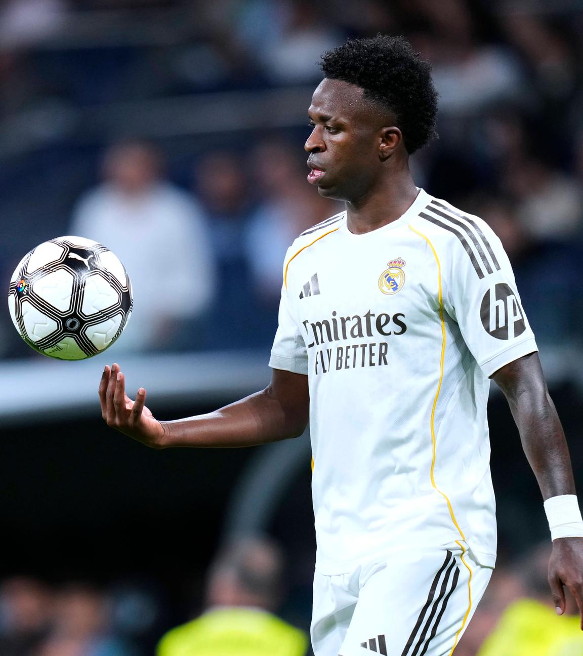 Real Madrids Flügelspieler Vinícius Júnior wirft den Ball während einer Spielunterbrechung in die Luft