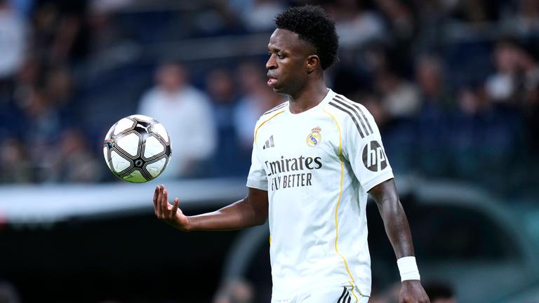 Real Madrids Flügelspieler Vinícius Júnior wirft den Ball während einer Spielunterbrechung in die Luft