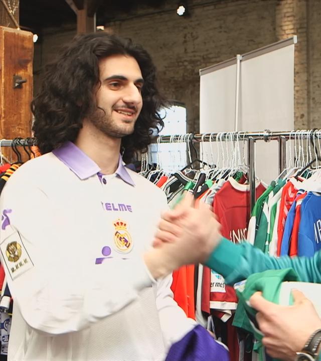 Zwei Männer reden auf der Trikot-Börse vor vielen Vintage-Trikots