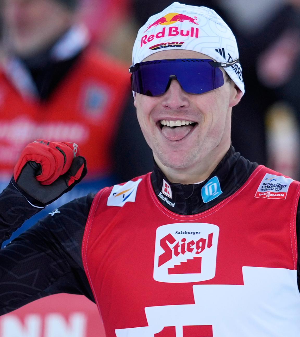 Vinzenz Geiger (Deutschland) jubelt nach seinem Sieg im Einzel Gundersen von der Normalschanze über 10 km beim Weltcup der Nordischen Kombination.