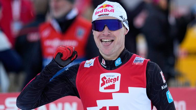 Vinzenz Geiger (Deutschland) jubelt nach seinem Sieg im Einzel Gundersen von der Normalschanze über 10 km beim Weltcup der Nordischen Kombination.