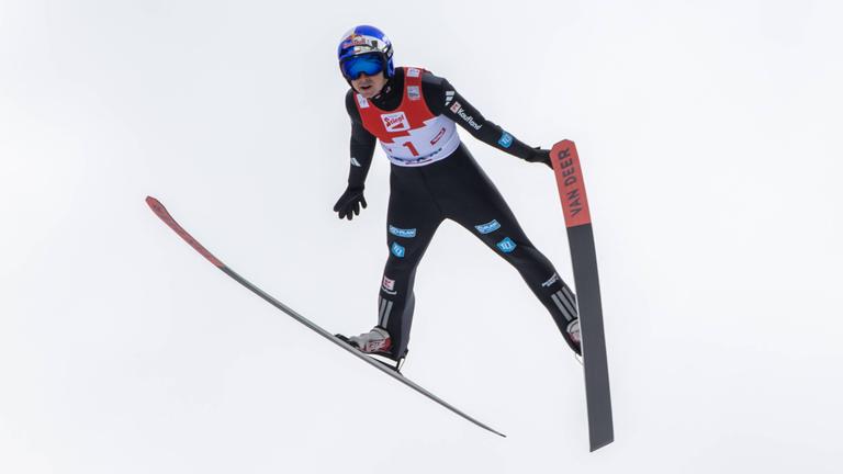 Der deutsche Nordische Kombinierer Vinzenz Geiger beim Springen der Männer bei der Nordischen Kombination in Seefeld